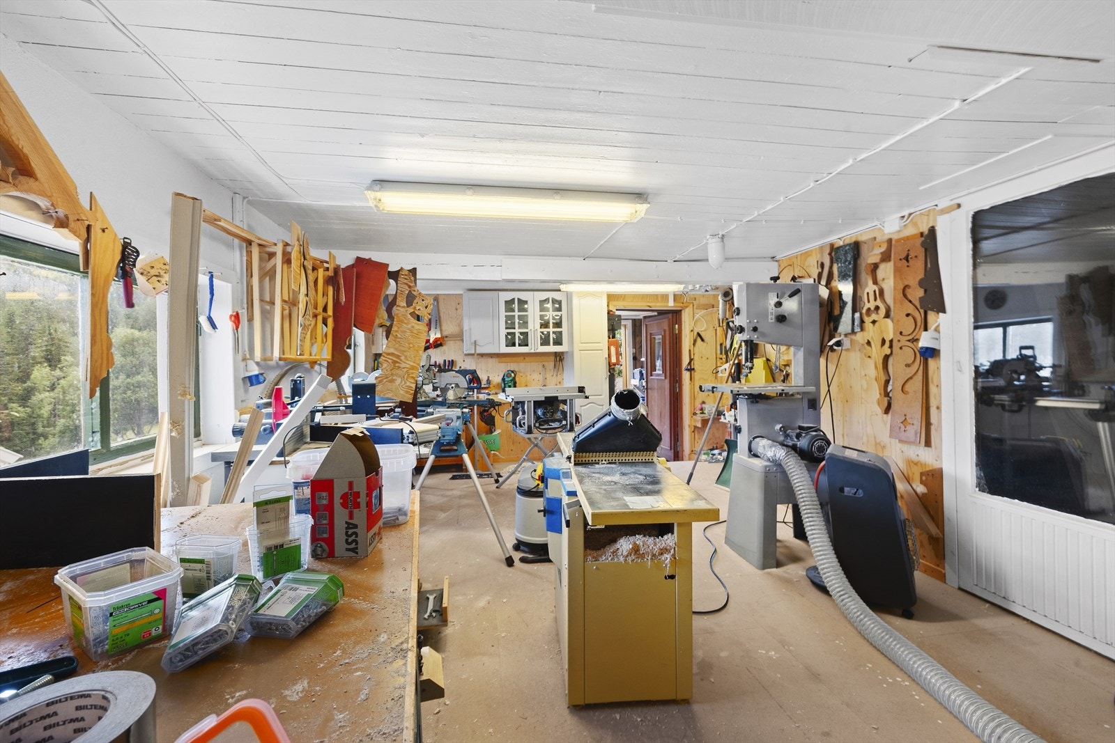 Verksted i driftsbygningen med god plass for maskiner og utstyr. Galleribilde