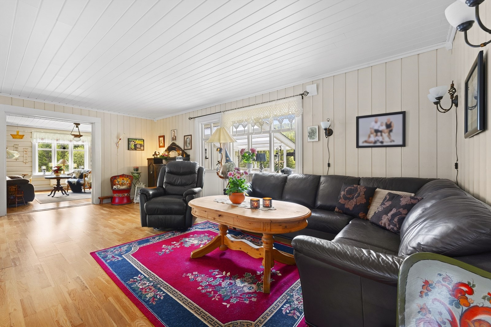 Fra stuen er det åpen tilgang til en ekstra stue, vinterhage og innglasset veranda. Galleribilde