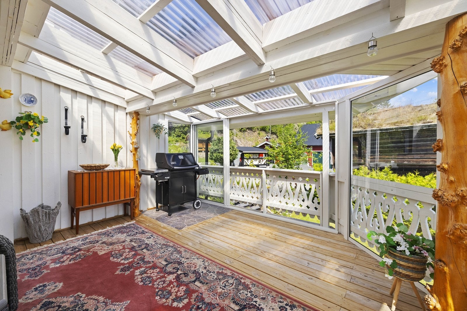 Innglasset veranda på 18 m² med skyvedører i glass. (dette er ikke godkjent fra kommunen). Galleribilde