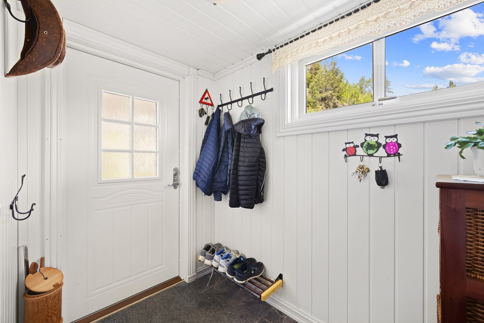 Vindfang i første etasje med plass til yttertøy og sko. Galleribilde