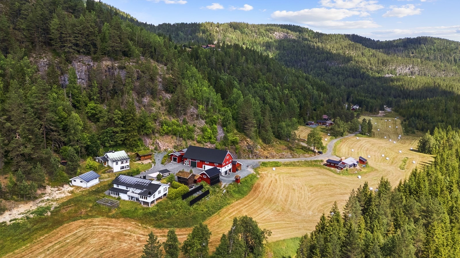 Eiendommen omfatter om lag 530 daa produktiv skog med langsiktige verdier, i tillegg til gode jaktmuligheter med både elg- og småviltjakt. Galleribilde