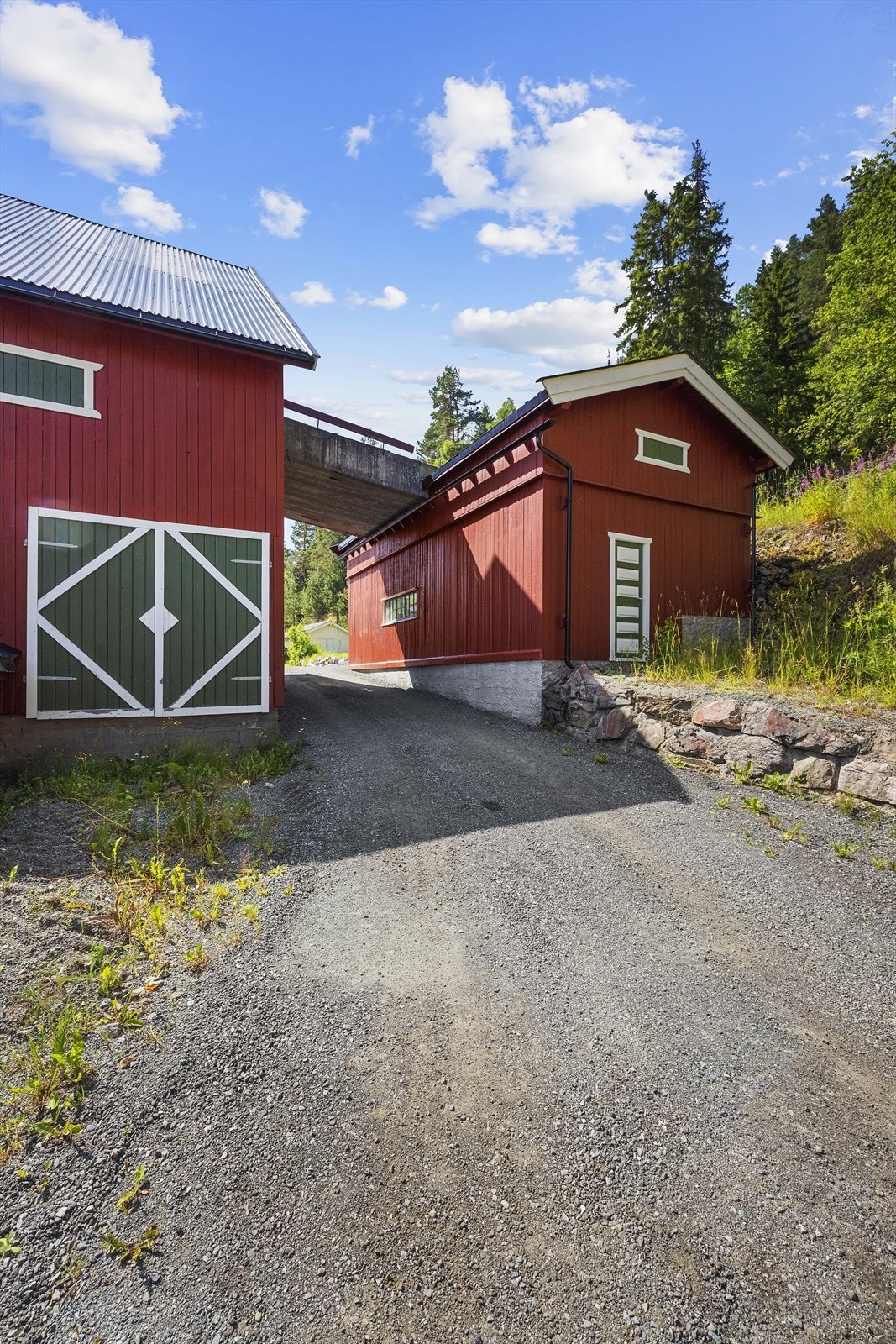 Enkel adkomst til driftsbygningene på tunet. Galleribilde