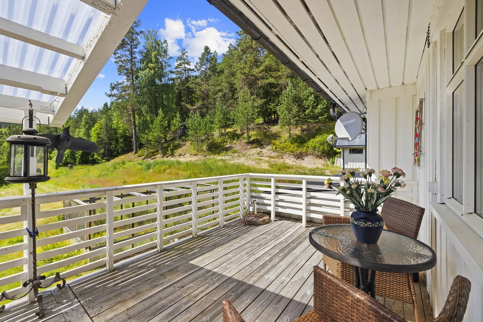 Verandaen ble bygget i 2007 og har god plass til sittegruppe. Galleribilde