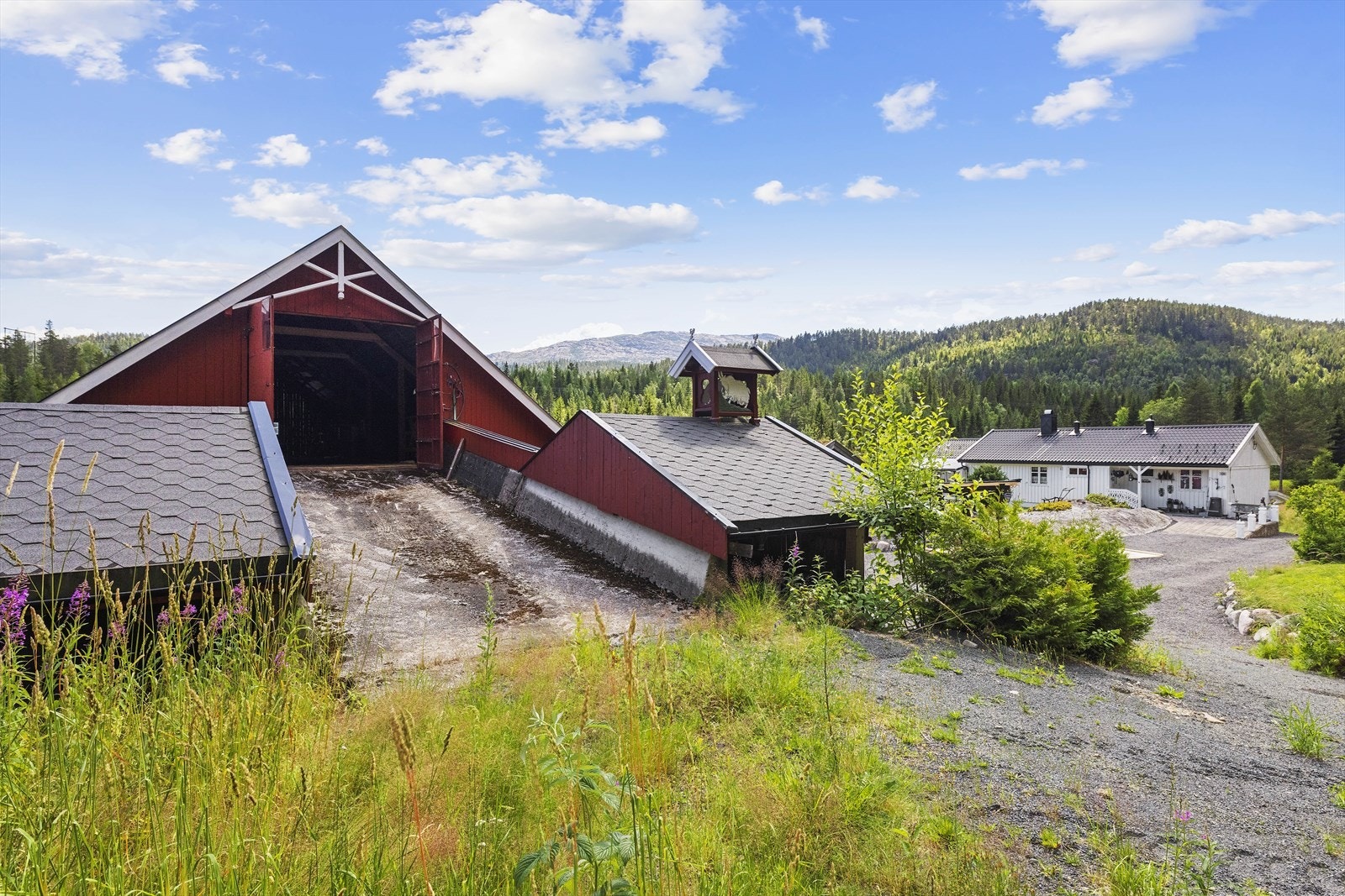 Låvebro med kjøredekke av støpt betong gir enkel tilgang til låvens hovedetasje. Galleribilde