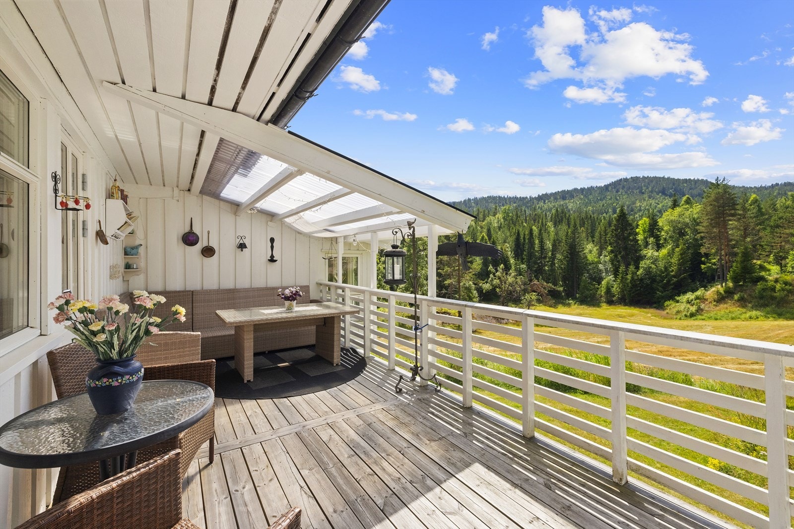 Overbygget veranda på 17 m² med utgang fra stuen. Galleribilde