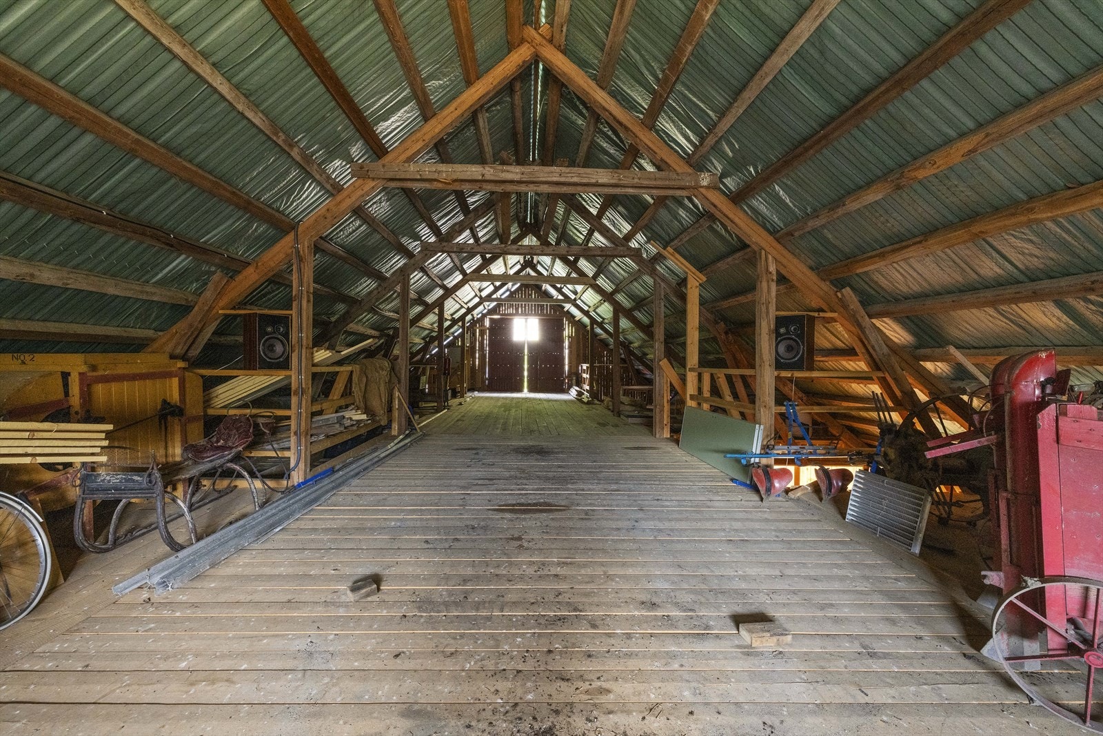 Låvens loft har en åpen og luftig konstruksjon med god takhøyde. Galleribilde