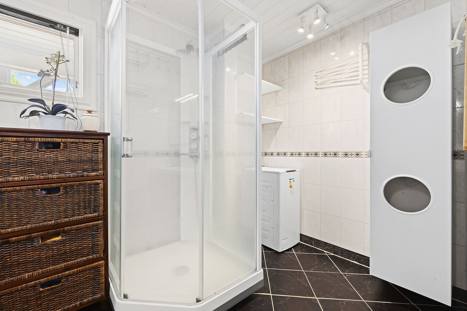 Badet har elektriske varmekabler i gulvet og flismønstrede våtromsplater på vegg. Galleribilde