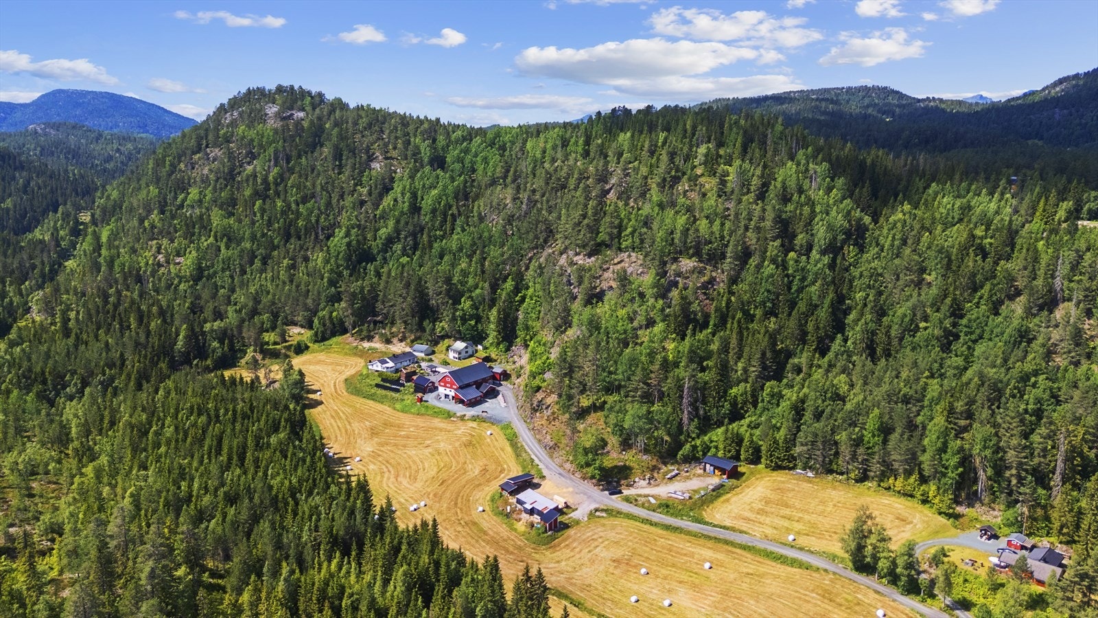 Tunet har en sjelden og genuin gårdsfølelse, med rolige omgivelser som skaper en helt spesiell atmosfære. Galleribilde