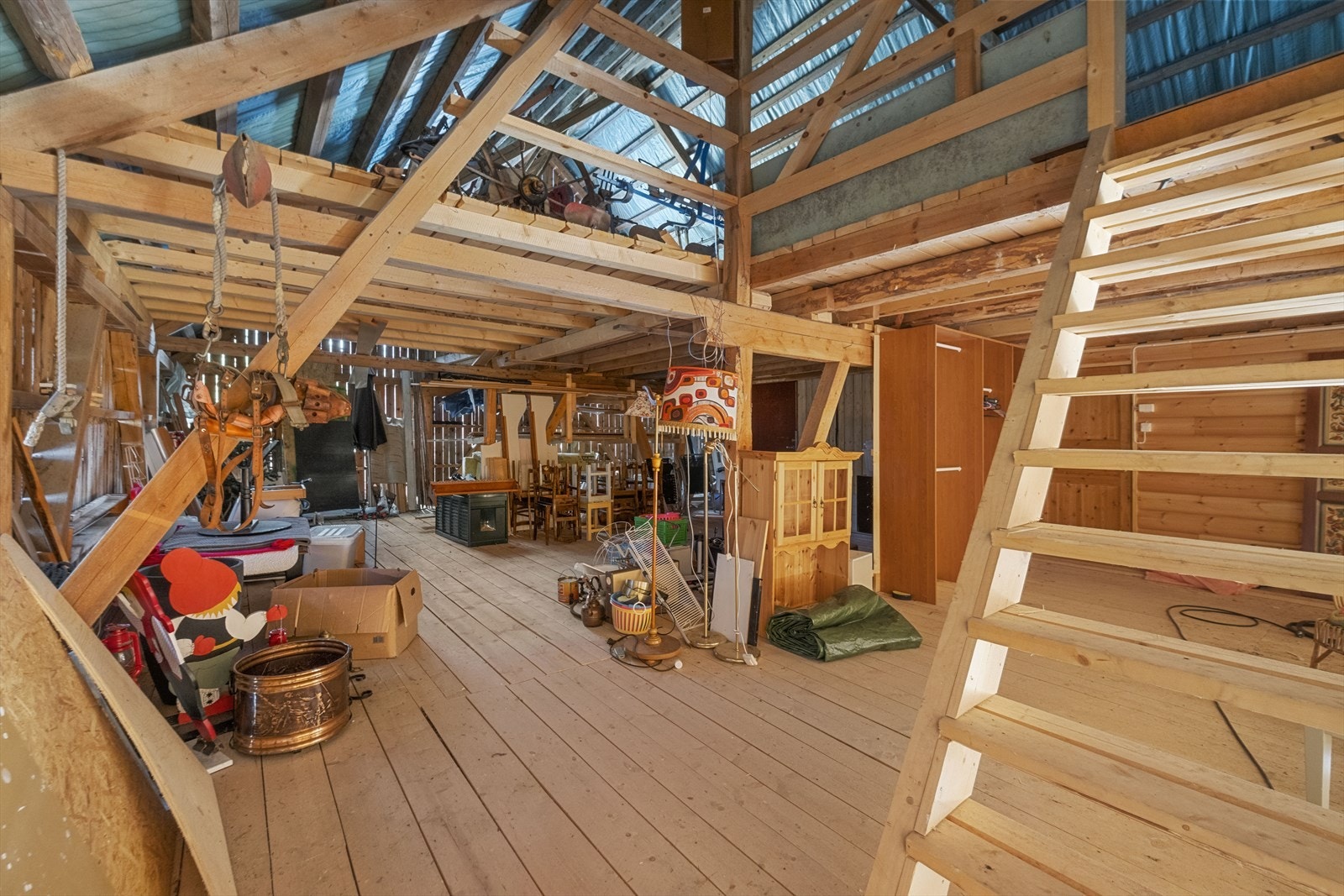 Stort loft på låven med rikelig lagringsplass. Galleribilde