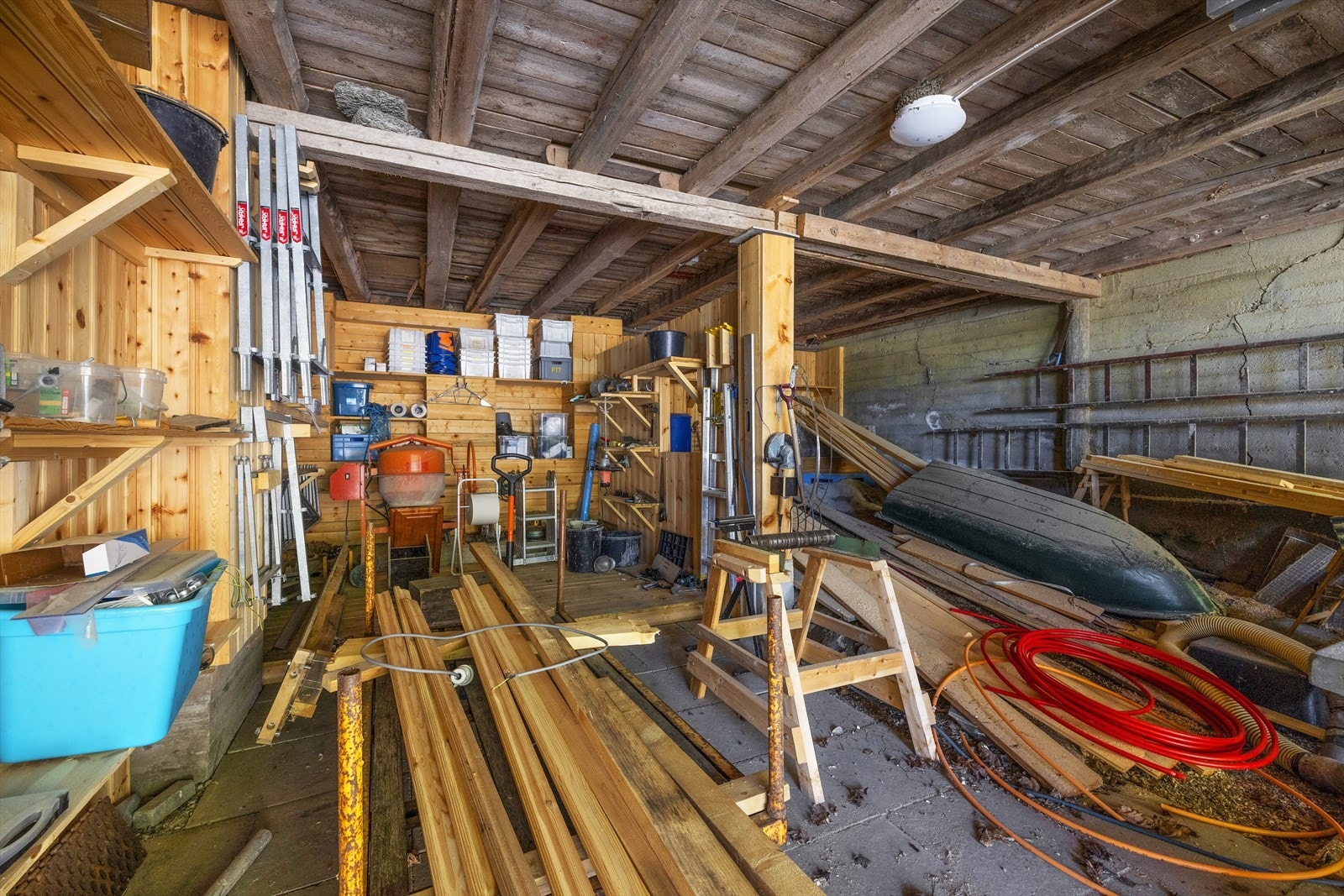 Rikelig med lagringsplass for materialer og redskaper i driftsbygningen. Galleribilde