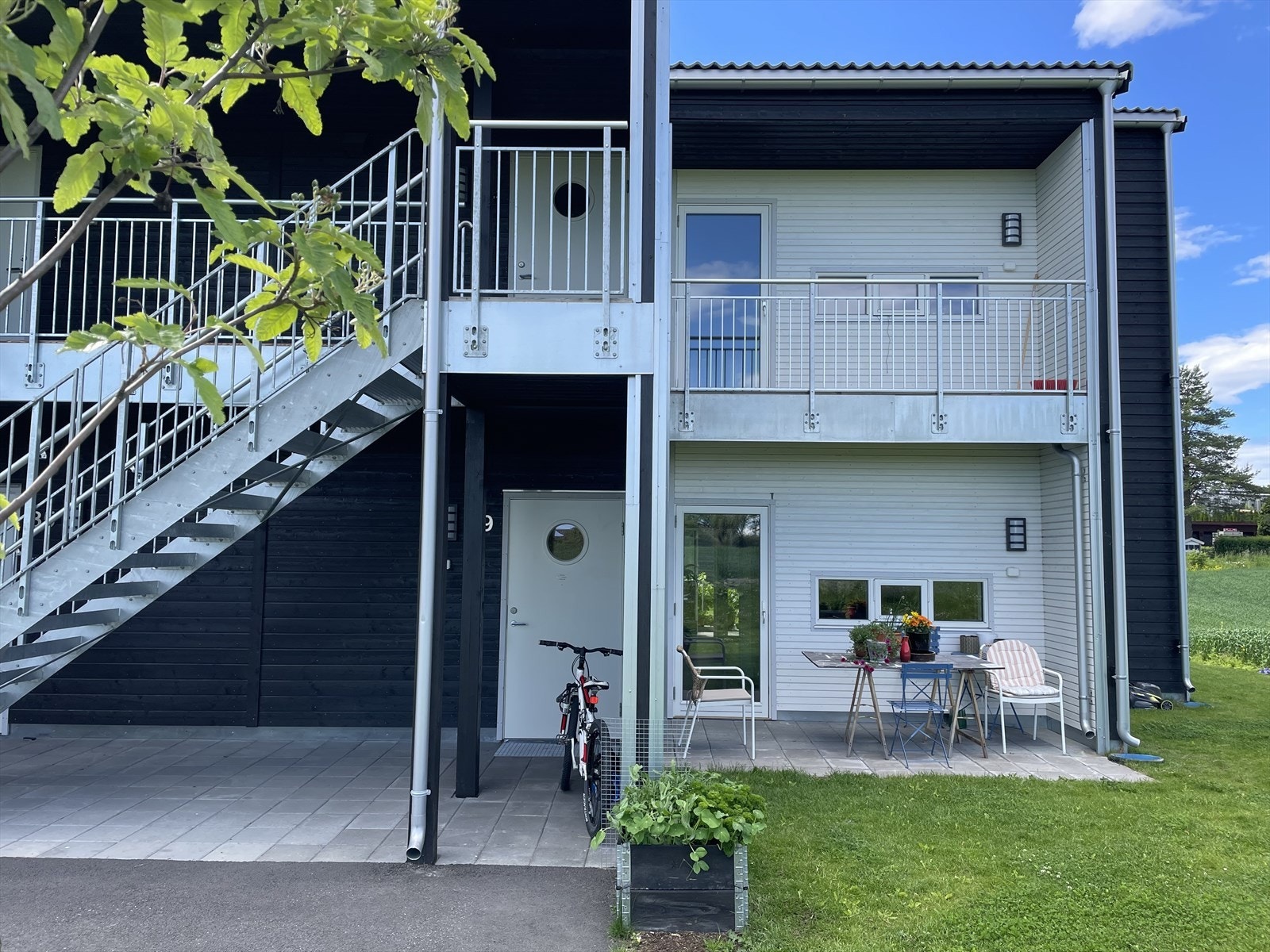 Overbygd inngangsparti og koselig uteplass. Galleribilde