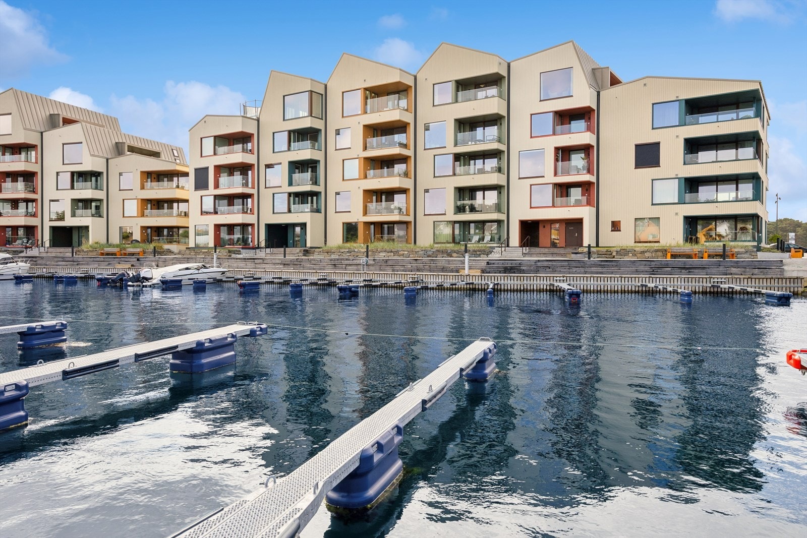 Bygget har en moderne arkitektur, og en unik beliggenhet like ved sjøkanten! Galleribilde