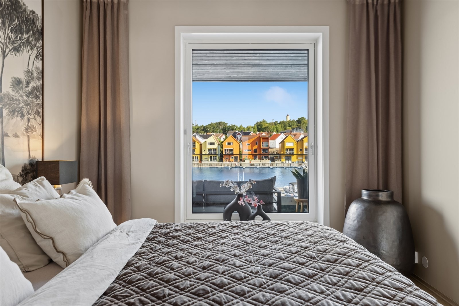Vinduet på soverommet rammer inn den fine utsikten mot sjøen. Galleribilde