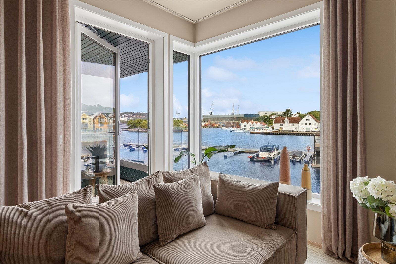 Fra stuen er det direkte utgang til veranda. Galleribilde