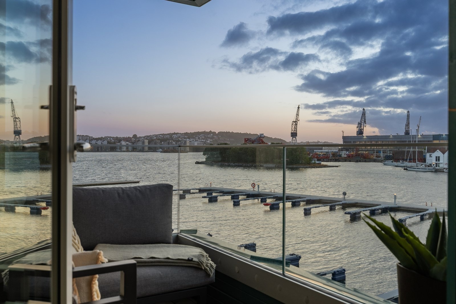 Verandaen på ca. 4 m² har glassrekkverk som gir fri sikt og bevarer utsikten. Galleribilde