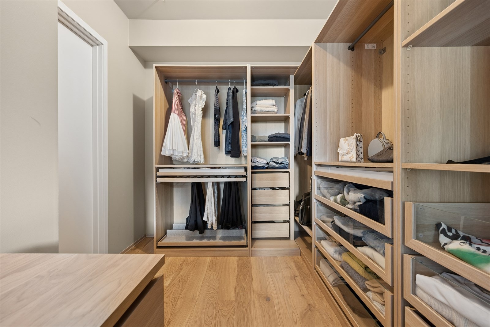 Det andre soverommet er i dag innredet som en praktisk walk-in-garderobe. God plass til både garderobeskap og seng om behovet er der. Galleribilde