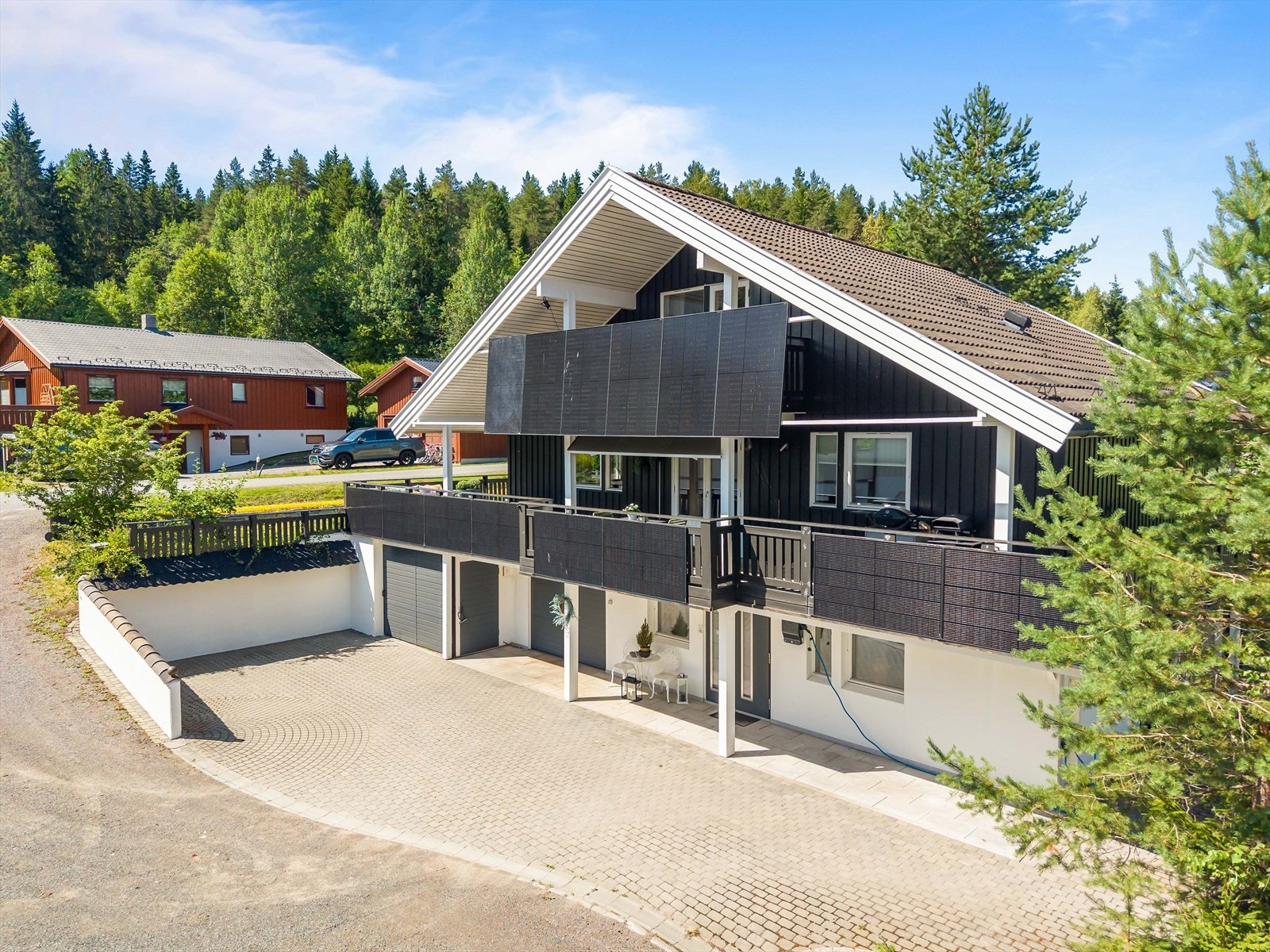 To garasjer i underetasjen, hvorav den ene er oppvarmet. Galleribilde