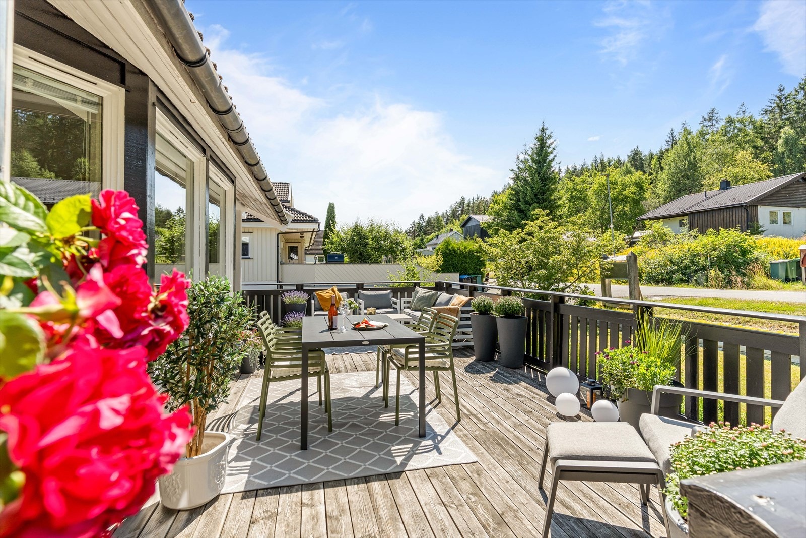 Stor, sørvestvendt terrasse på ca. 59 m² med god plass til flere sittegrupper.
Her er det rikelig med plass for både avslapning og sosiale sammenkomster. Galleribilde