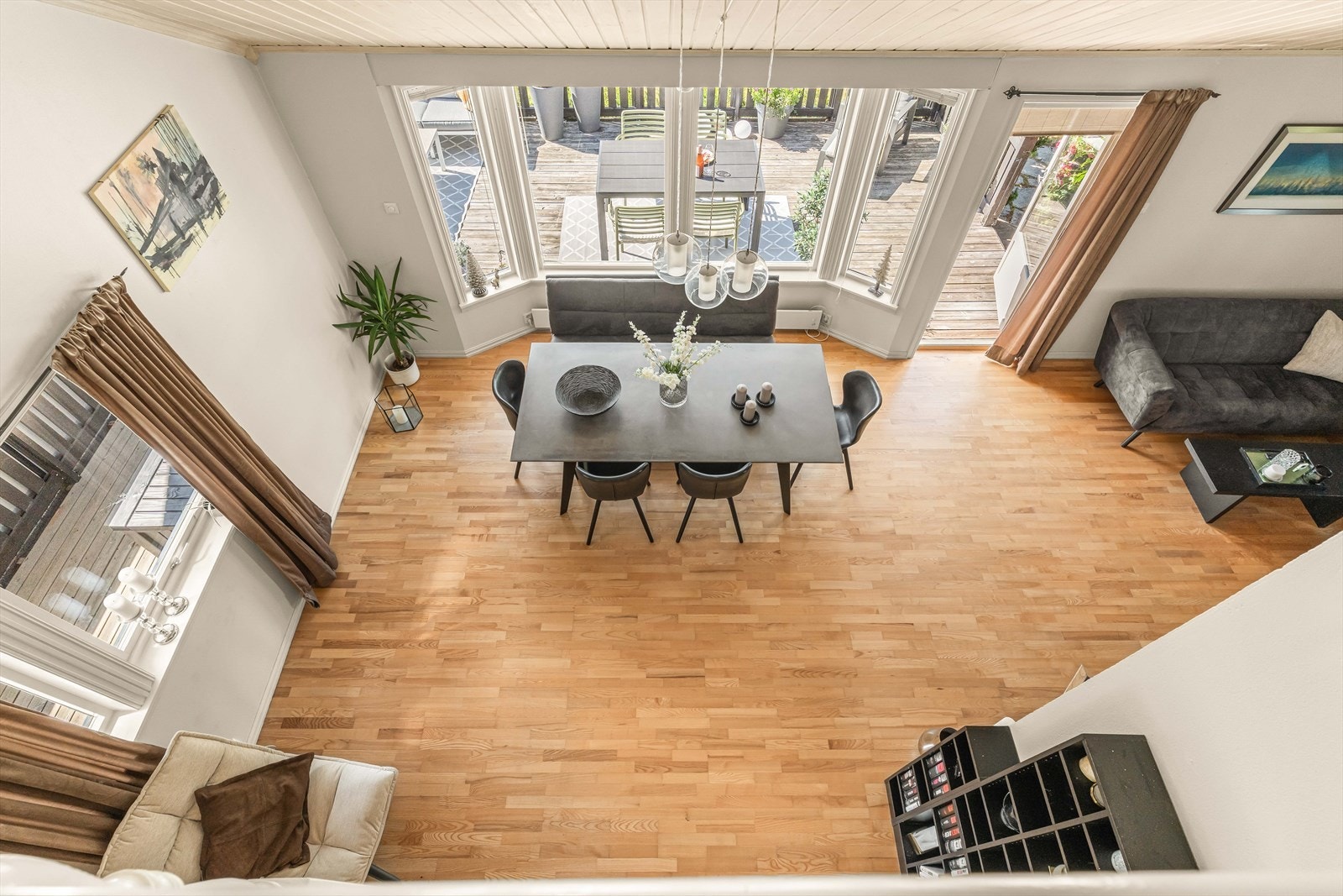 Fra loftstuen har man en flott oversikt over stue og spisestue. Galleribilde