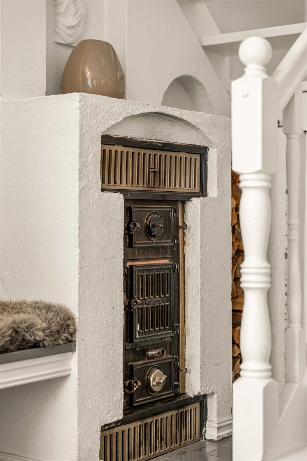 Sjarmerende, eldre vedovn er bevart som et dekorativt element i trappegangen. Galleribilde