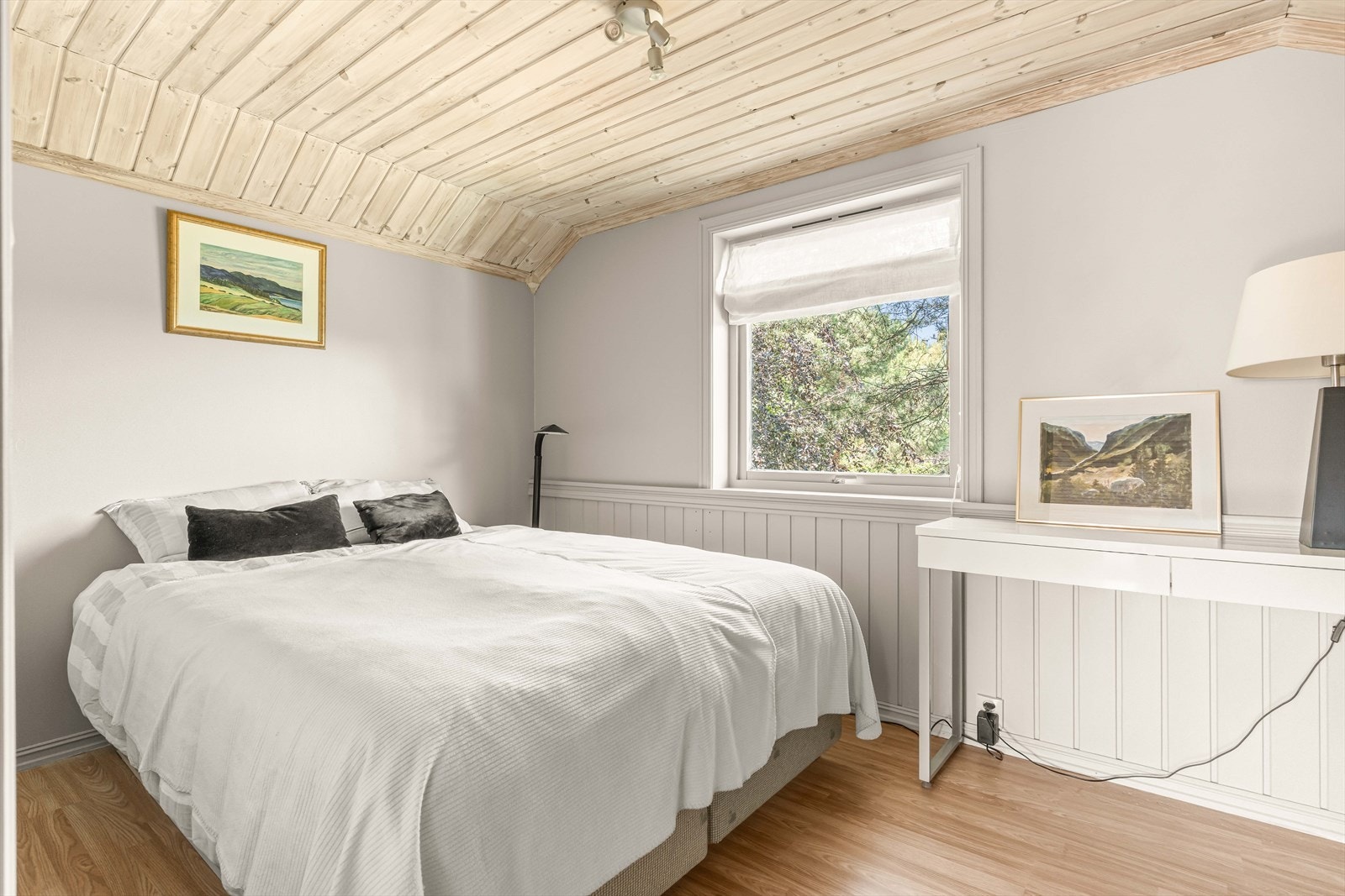 Soverom i første etasje med laminatgulv og panel i taket. Galleribilde