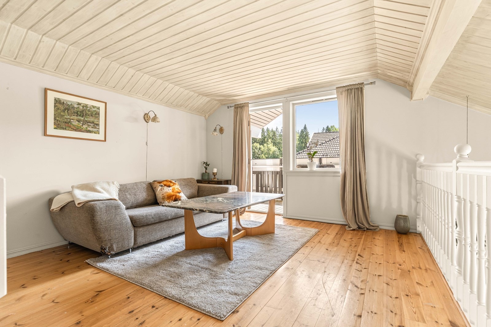 Koselig loftstue med utgang til en sørvendt balkong på ca. 9 m². Galleribilde