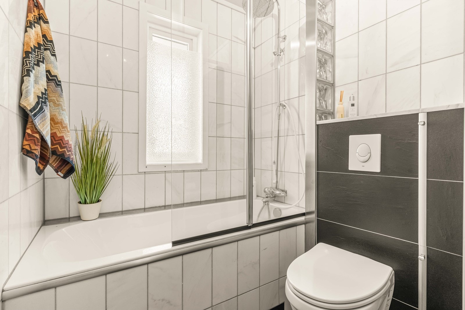 Badet i første etasje har badekar med dusjløsning og vegghengt toalett. Galleribilde