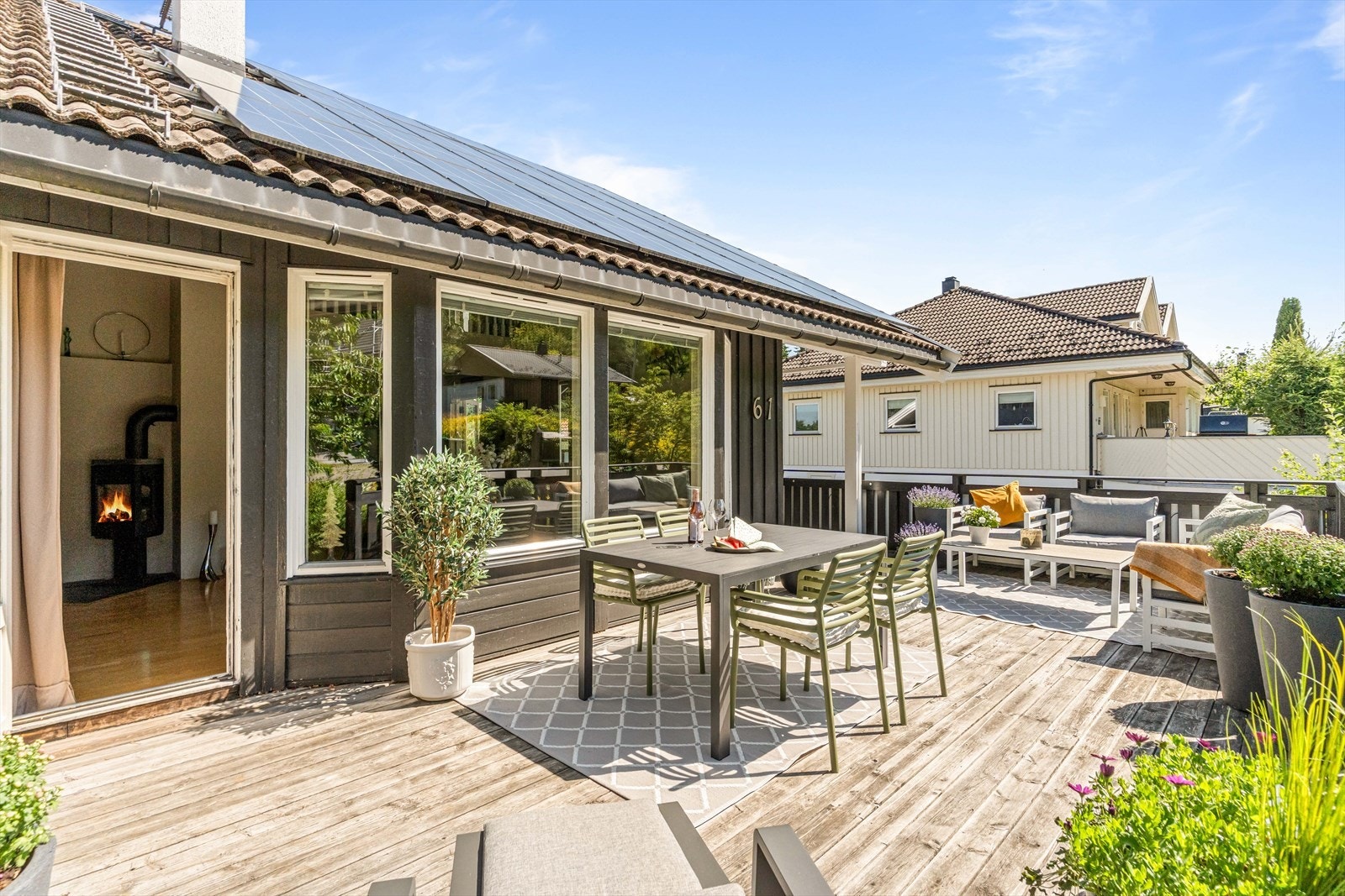 Fra stuen er det utgang til den store terrassen via terrassedør med isolerglass. Galleribilde