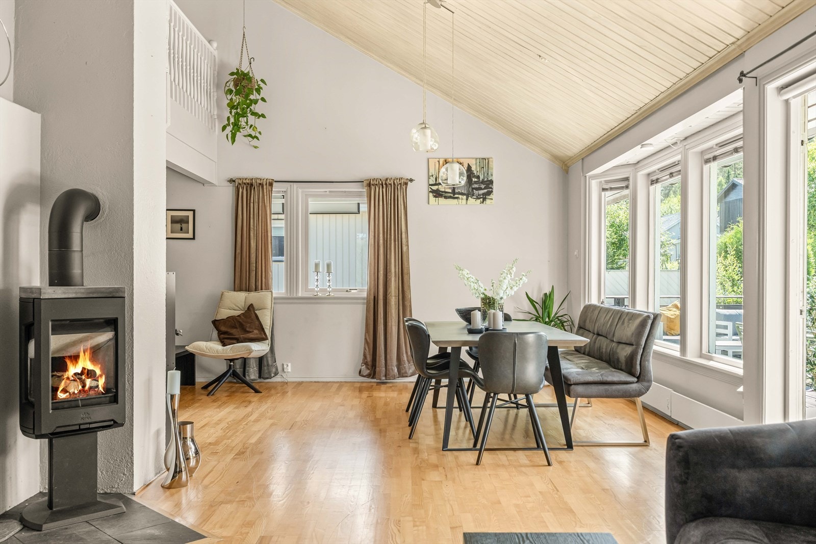 Spisestuen har plass til langbord for sosiale sammenkomster. Galleribilde