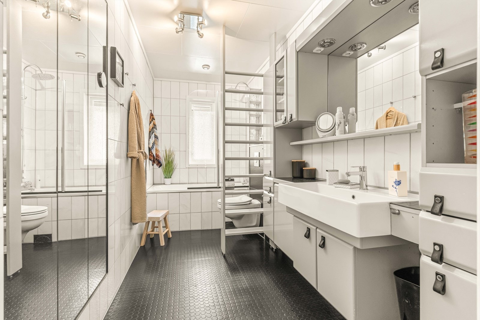 Badet i 1. etasje har fliser, himlingen har takessplater og gulvet har plastbelegg over eksisterende fliser. Galleribilde