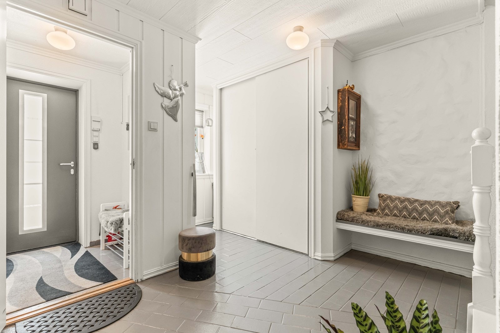 Romslig entré i underetasjen med god plass til oppbevaring av yttertøy. Galleribilde