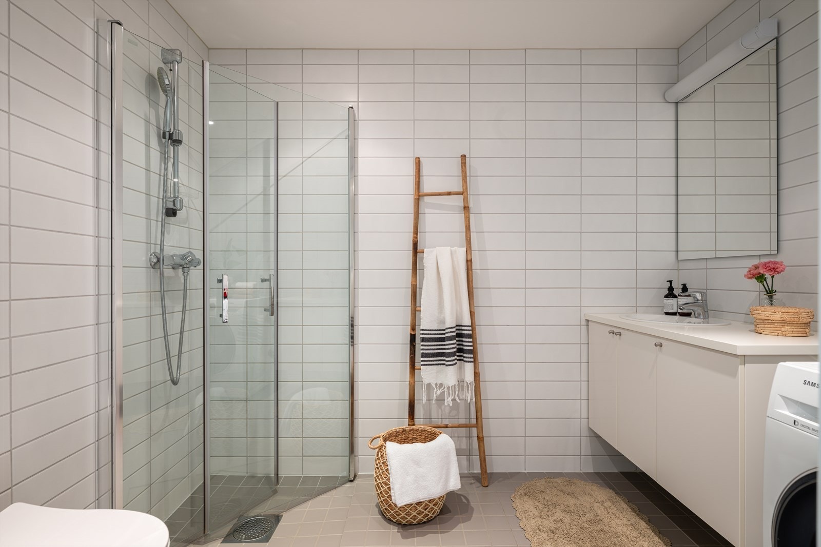 Flislagt bad med moderne innredning. Galleribilde
