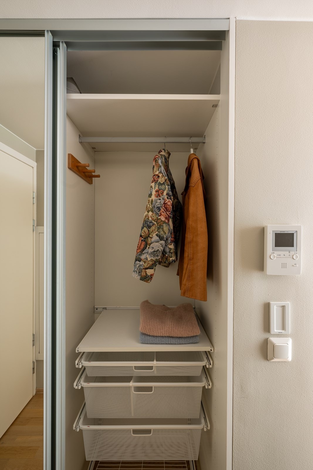 Skyvedørsgarderobe i entré. Galleribilde