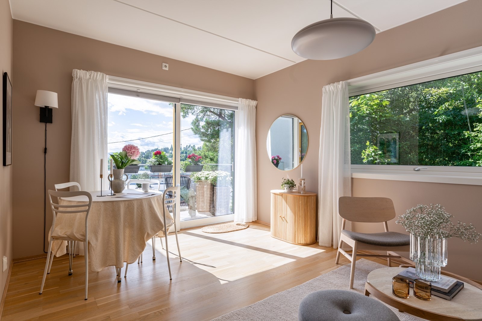 Leiligheten fremstår lys, moderne og innflyttingsklar. Galleribilde