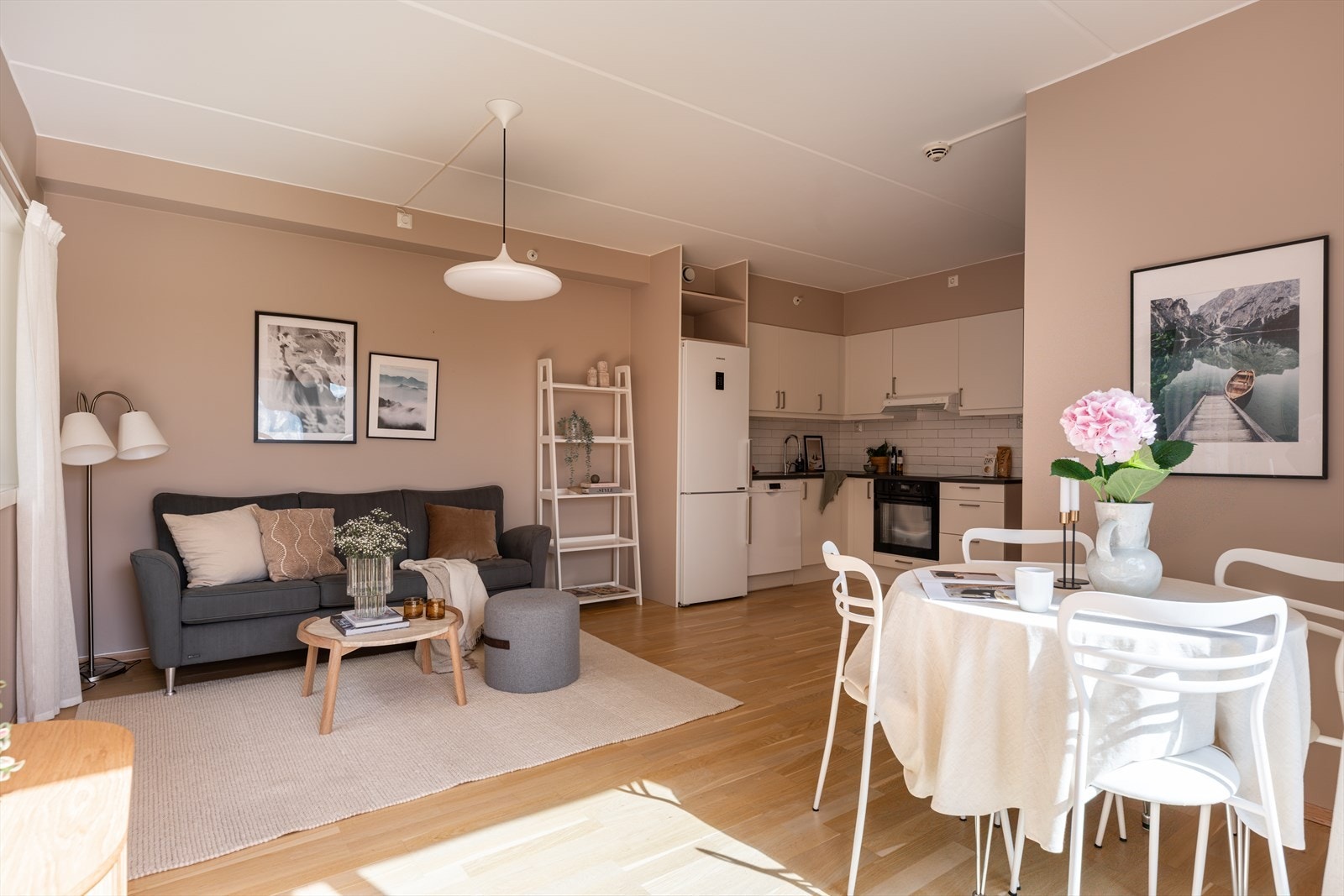 Lys og innbydende stue med god plass til både sofagruppe og spisebord. Galleribilde
