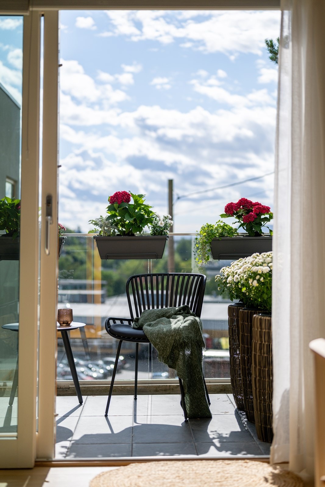 Solrik balkong på ca. 6 m² med plass til utemøbler. Galleribilde
