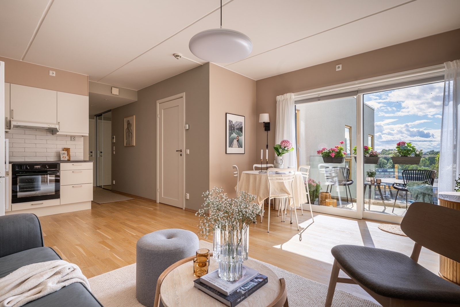 Stuen har en åpen og sosial planløsning. Galleribilde