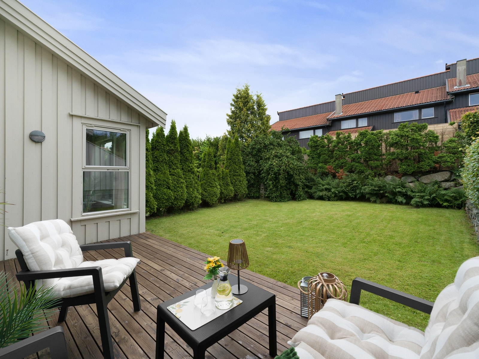 Terrasse og hage med utgang fra stue Galleribilde