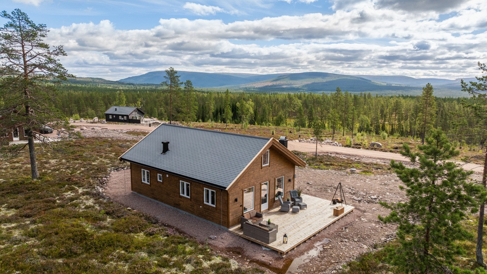 Stor selveiertomt og friområde bak hytta - der går skiløypa Galleribilde