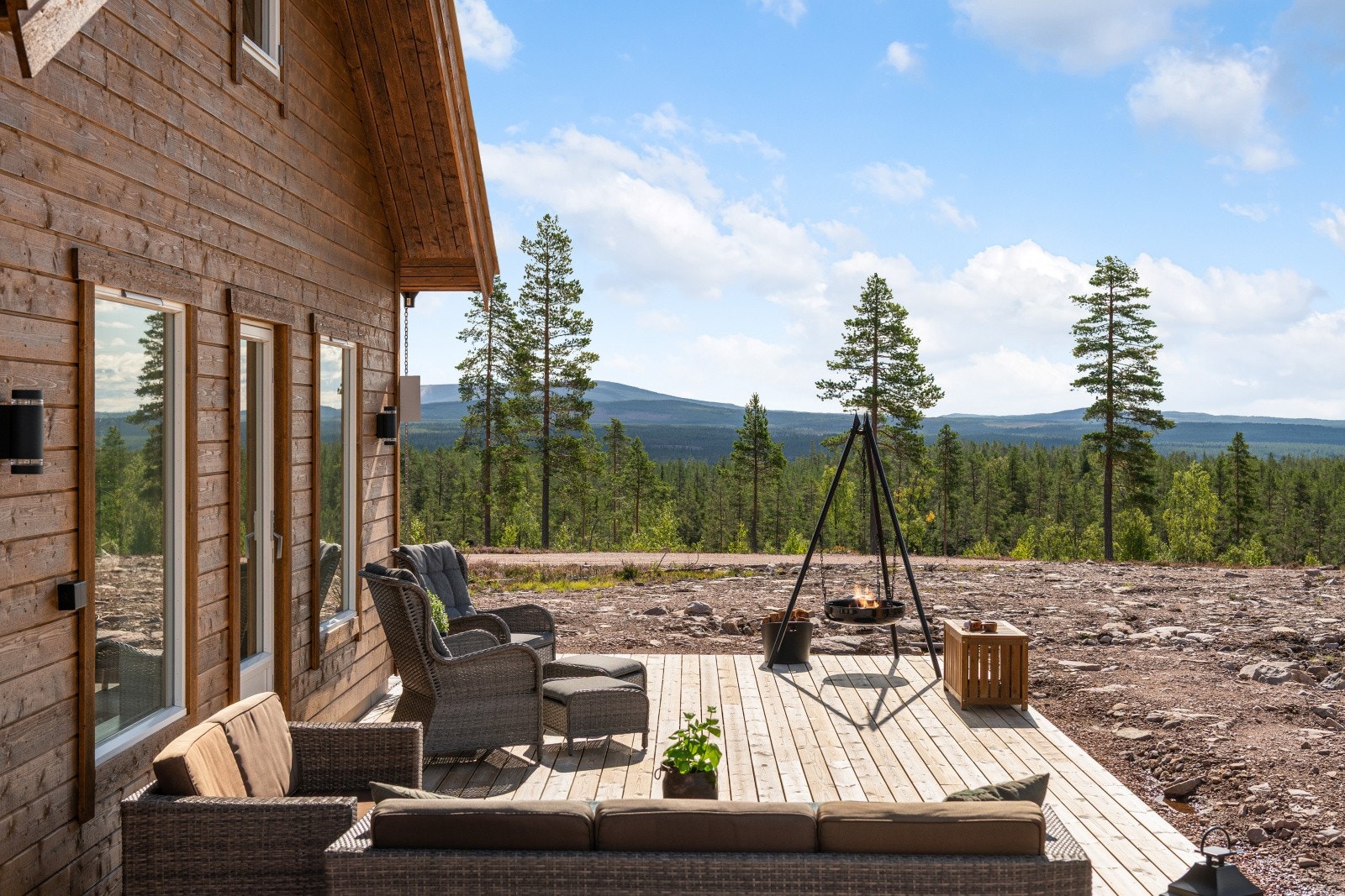 Deilig med stor terrasse og flere sittegrupper. Terrassen kan enkelt utvides om ønskelig Galleribilde