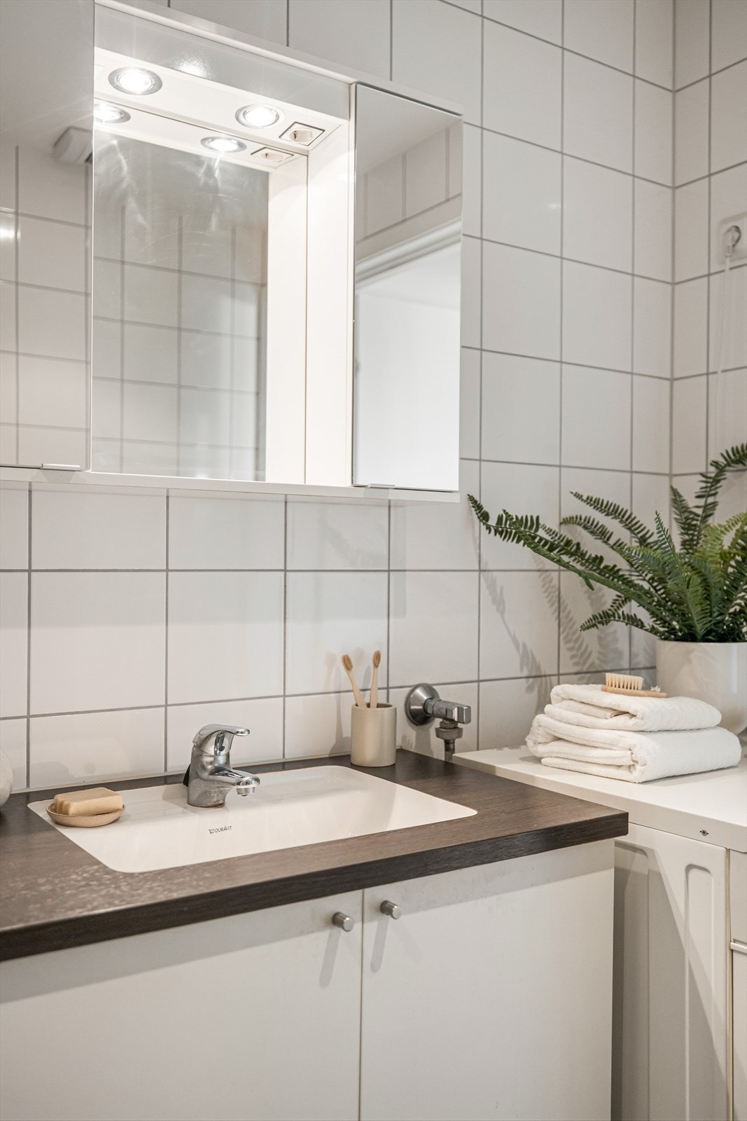 Badet er utstyrt med mekanisk ventilasjon og opplegg for vaskemaskin. Galleribilde