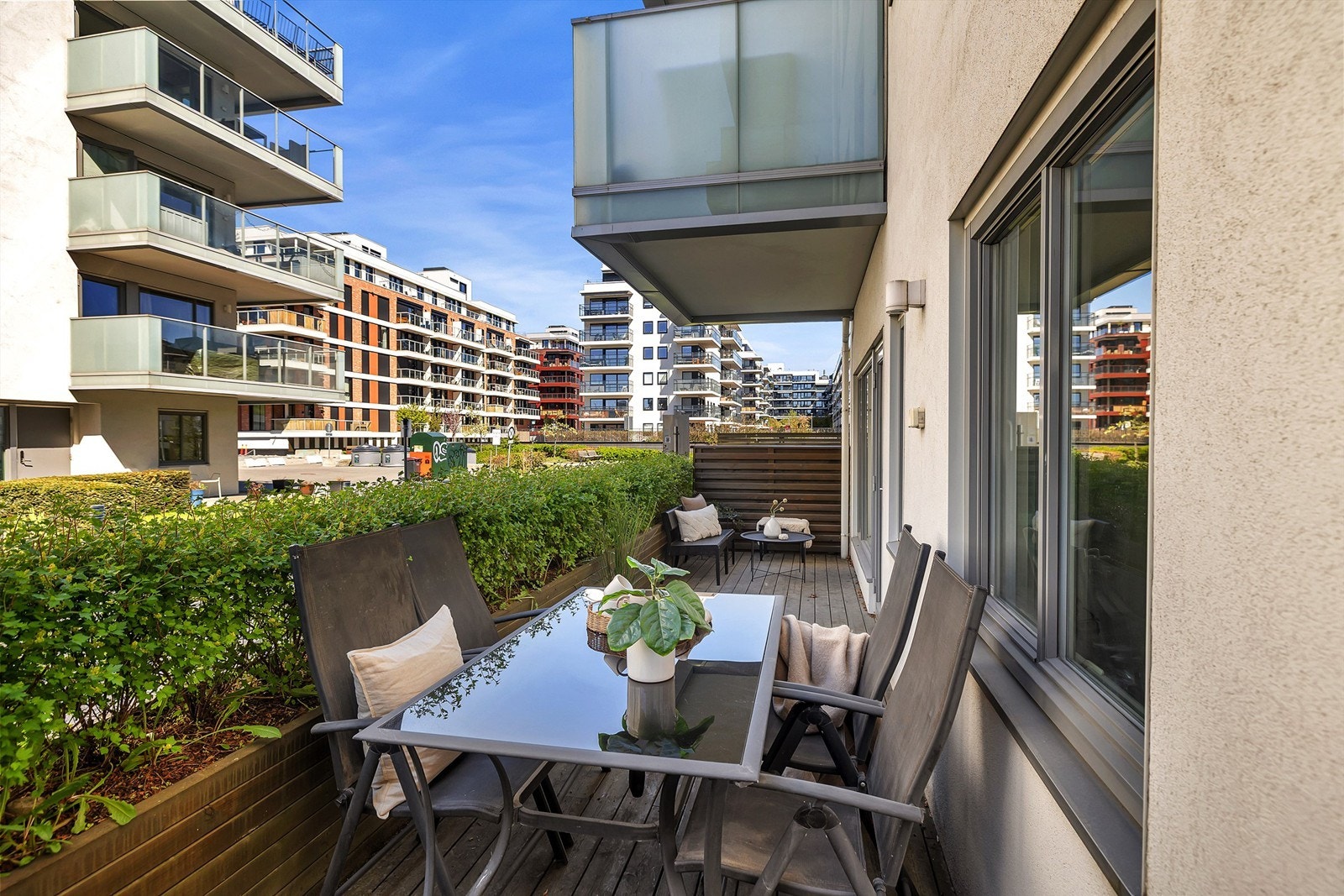 Stor terrasse på 15 kvm med god plass til både spisebord, loungemøbler, grill og planter. Galleribilde