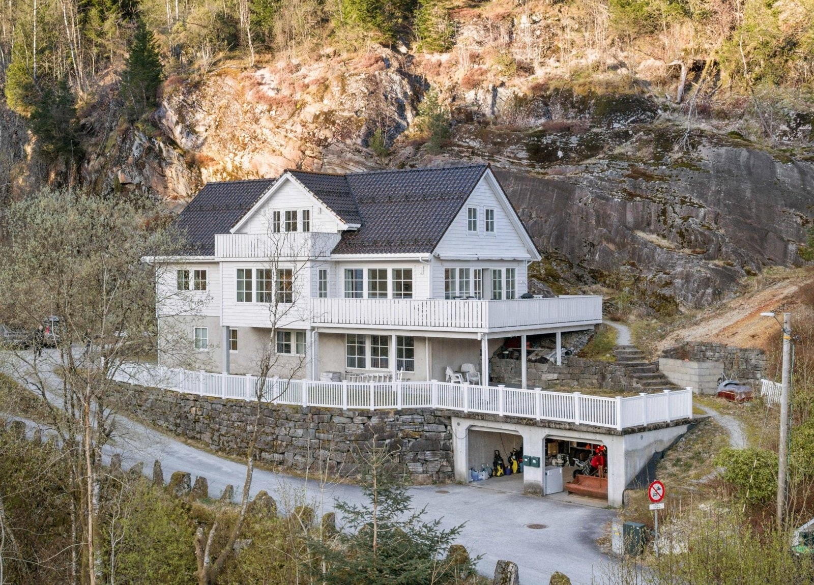 Eigedomen ligg særs roleg og fint til i Hornnesvegen 16B Galleribilde