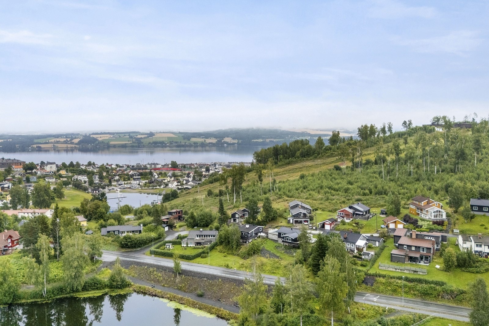 Kort gangavstand til Fastland, Hovedetoppen, Gjøvik Stadion og sentrum med alt av fasiliteter. Galleribilde