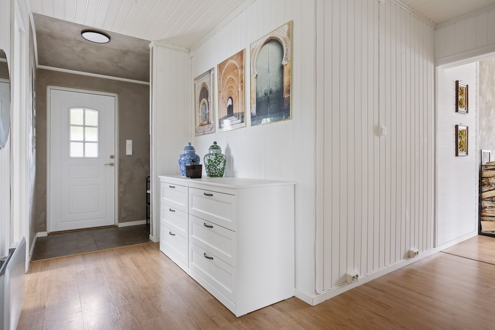 Velkommen inn - Fra flislagt entre kommer man inn i gang med plass til ønsket garderobe. Galleribilde