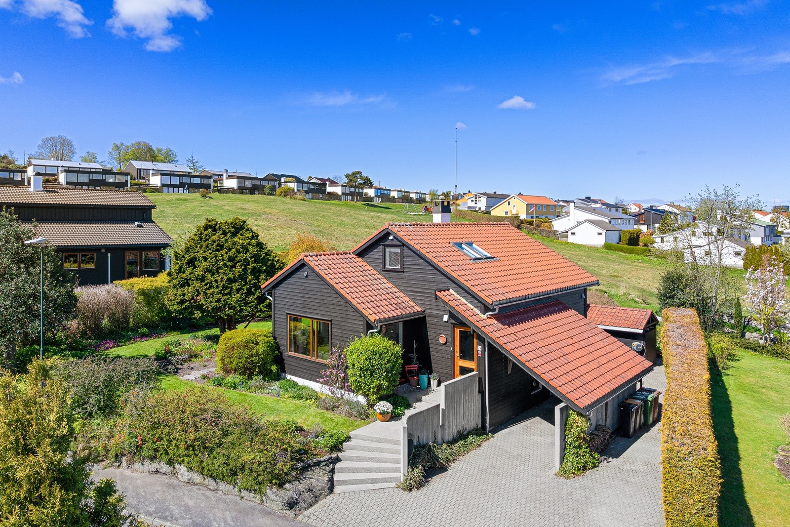 Eiendommen har carport på ca. 19 m², godt integrert i boligens arkitektur. Galleribilde