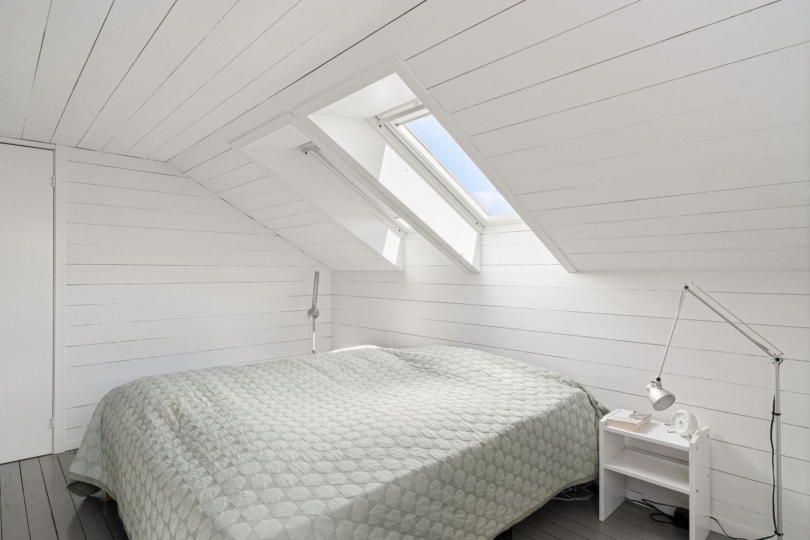 Det disponible rommet og deler av gangen har takhøyde på ca. 1,98-1,99 meter og er derfor ikke godkjent for varig opphold. Rommet gir likevel fleksible bruksmuligheter som blant annet hobbyrom, gjesterom eller hjemmekontor. Galleribilde