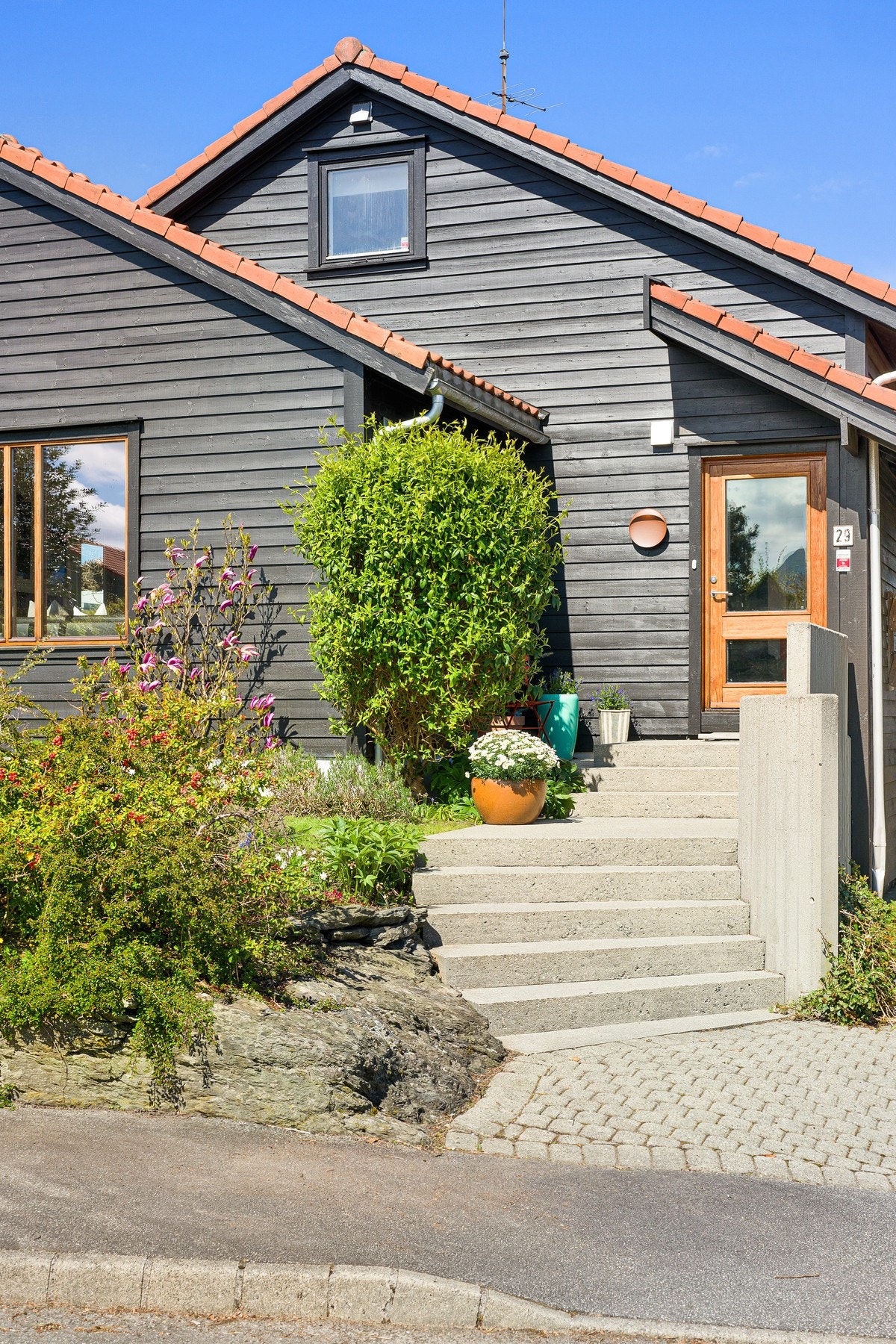 Husets rene 60-tallslinjer, de store vindusflatene og den grønne hagen kler hverandre svært godt og gir eiendommen et uttrykk med tydelig identitet. Galleribilde