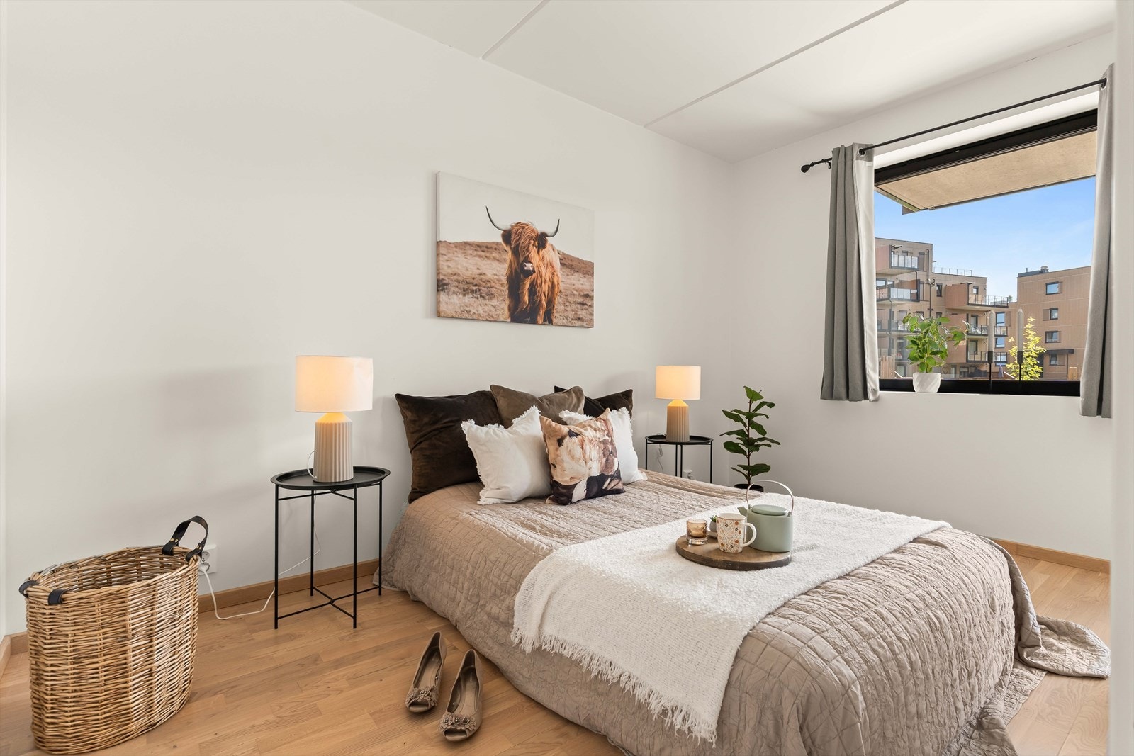 Hovedsoverommet er lyst, rolig og innbydende, med god plass til dobbeltseng og tilhørende møbler. Et behagelig rom å trekke seg tilbake til etter en lang dag. Galleribilde