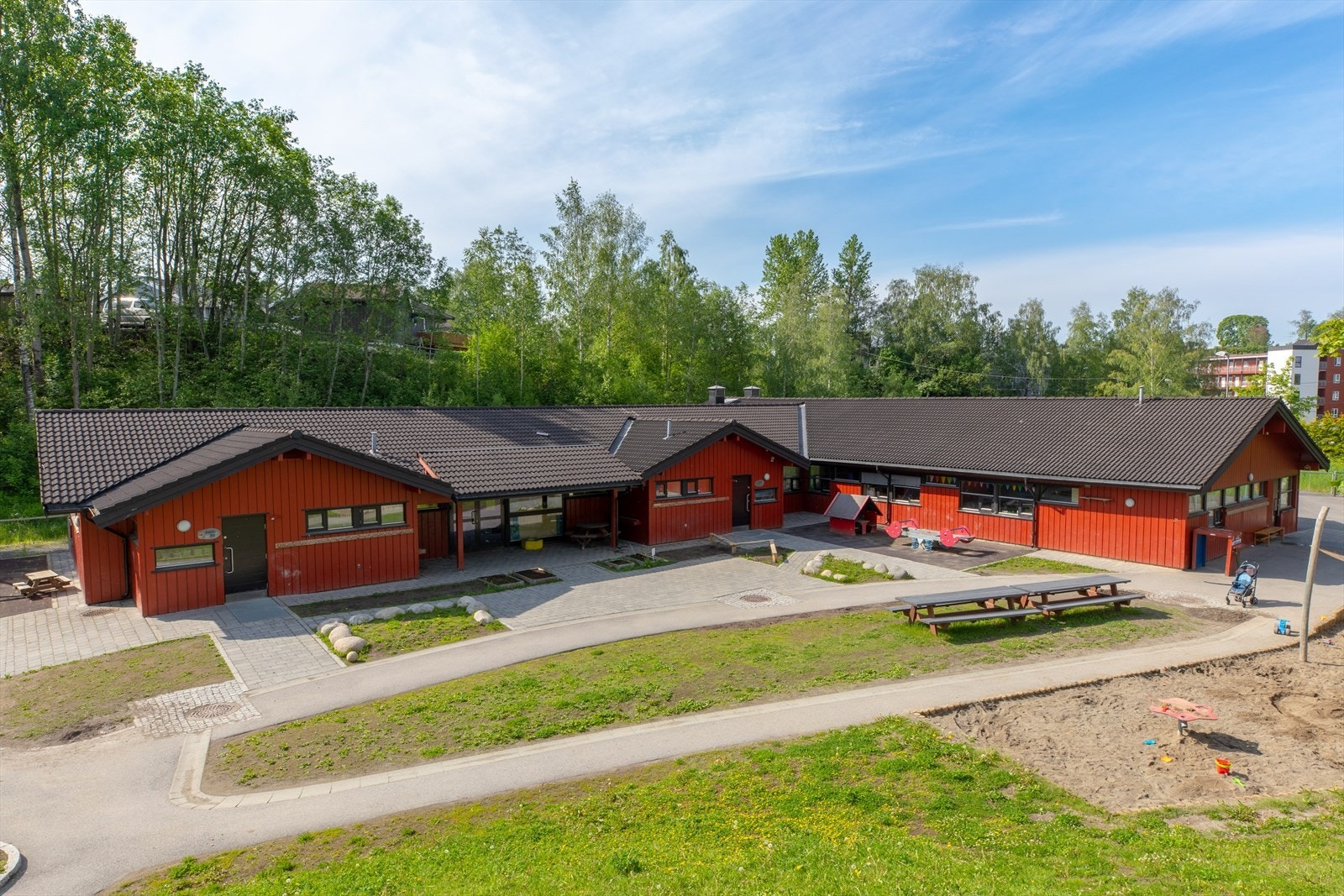 Også for småbarnsfamilien er beliggenheten svært attraktiv, med barnehage i nærområdet. Kombinasjonen av moderne bolig, gode uteområder og nærhet til tog gjør Fabeltunet til et svært praktisk sted å bo. Galleribilde